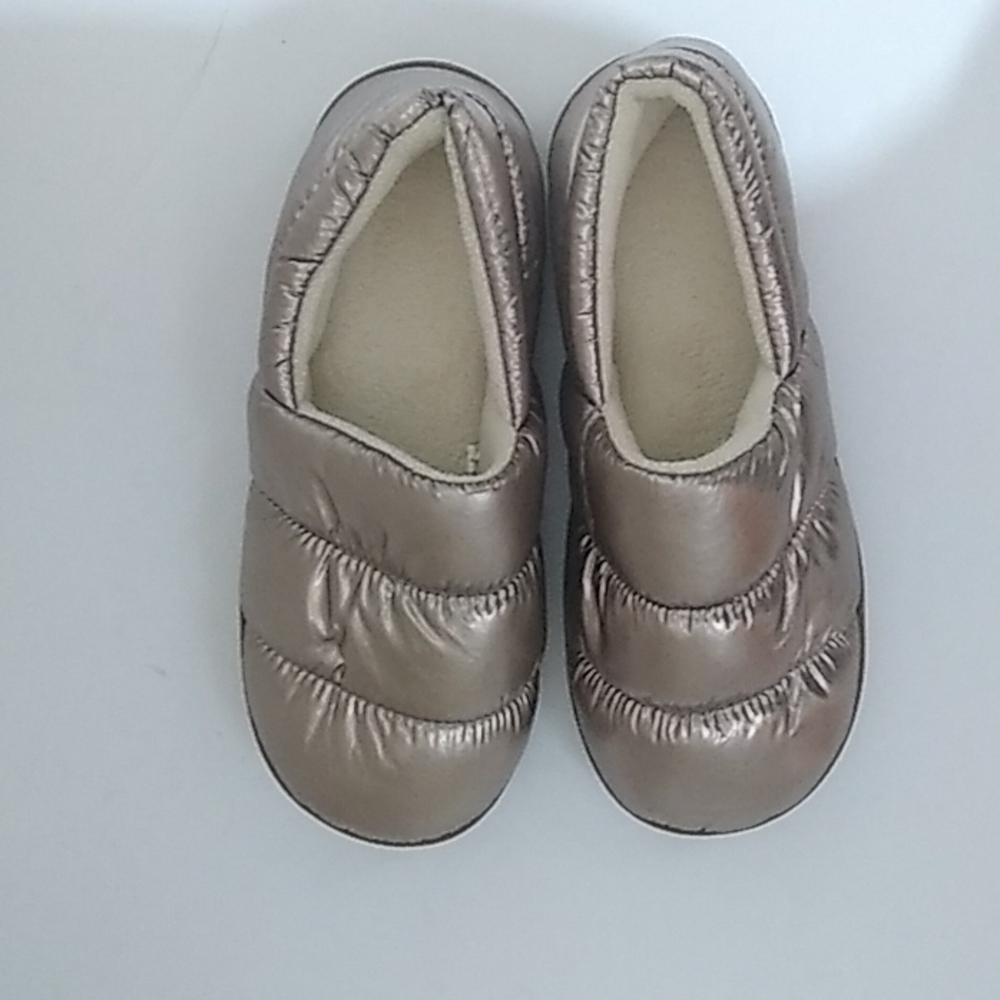 RockDove Champagne Camper Puffer Slippers
